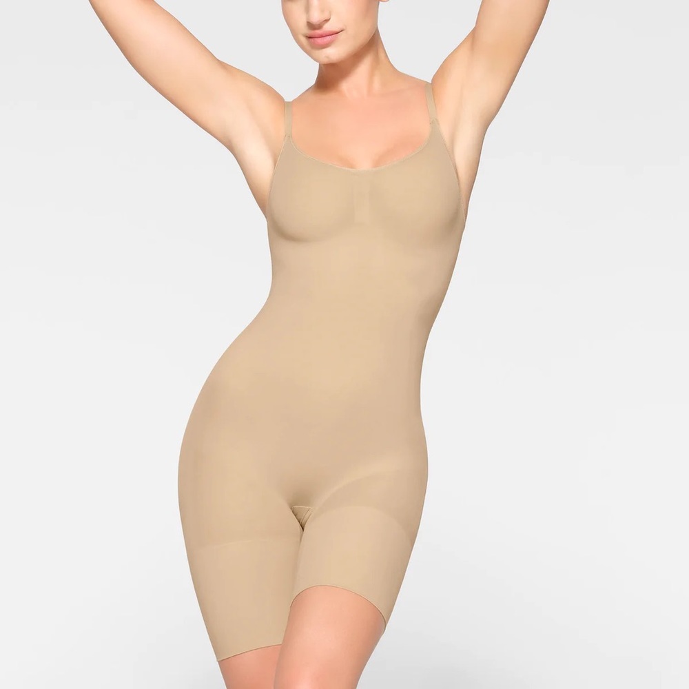 SKIMS: Sculpting Bodysuit Mid Thigh